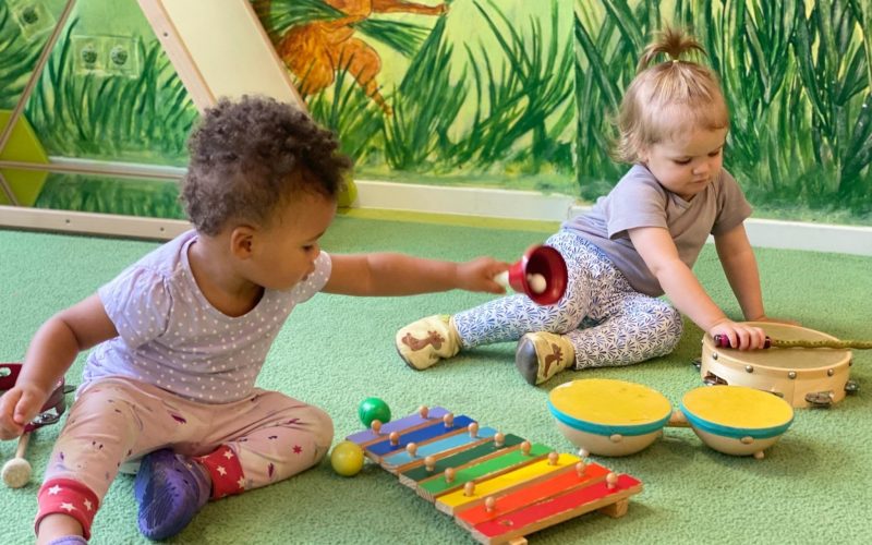 Kleine Kinder entdecken Instrumente und Klänge bei bunte töne